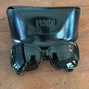 Fendi black oversized sunglasses.
